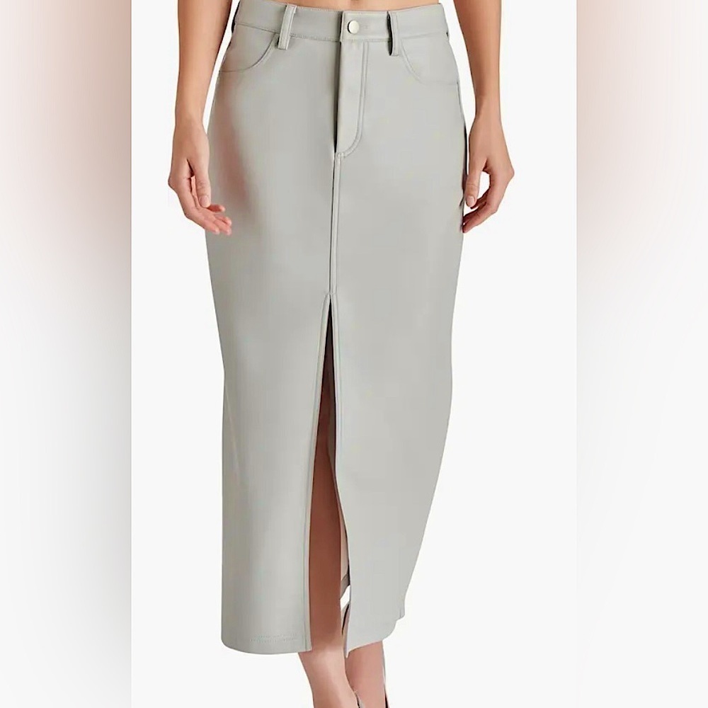 Long pensil skirt.